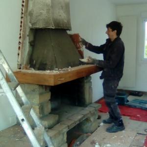 De la démolition de la cheminée à la pose du poêle